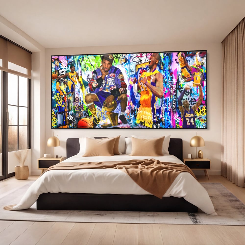 Tablou canvas cu tablou canvas cu kobe bryant si graffiti, in rama de aluminiu negru, pe perete intr-un dormitor